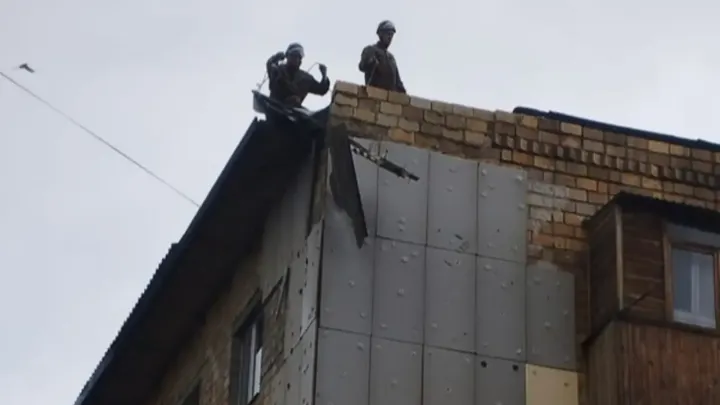 Сильный ветер сорвал кровли нескольких зданий и повалил деревья в Карагандинской области
