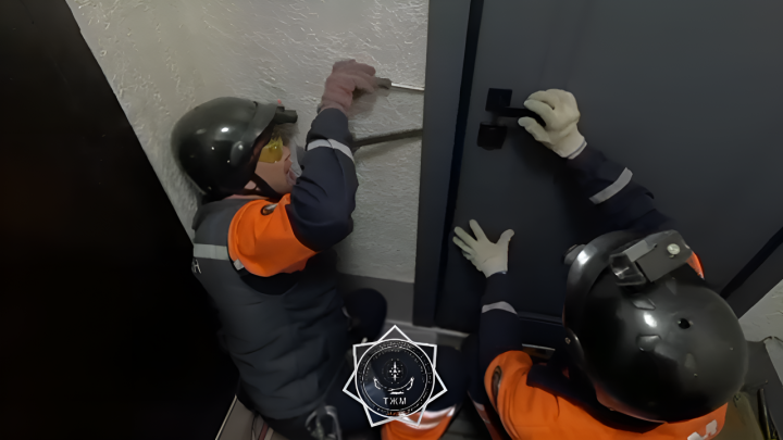 Дети оказались заперты одни в квартире: спасателям Семея пришлось взламывать дверь