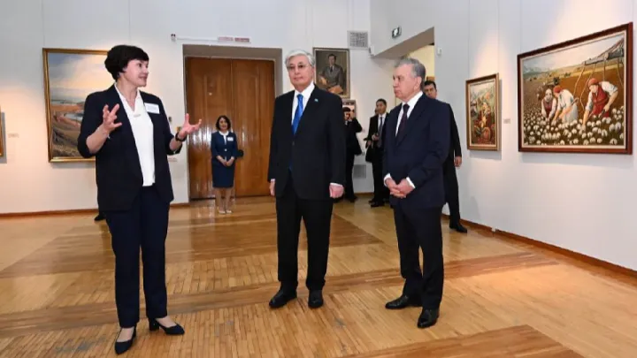 Президентам Казахстана и Узбекистана показали лучшие полотна Абылхана Кастеева и Урала Тансыкбаева в Алматы