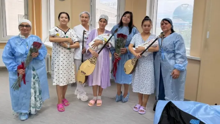  В Астане мамам новорождённых подарили домбры в честь праздника 