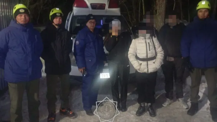 Спасатели помогли туристам, застрявшим в горах Алматы