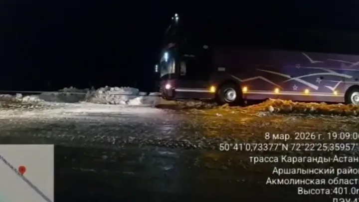Пассажирский автобус съехал в кювет на трассе Астана – Караганда