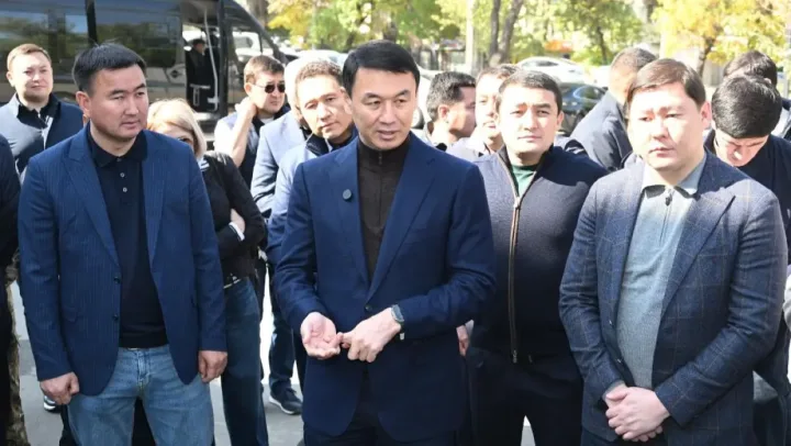 Дархан Сатыбалды обещал взять на личный контроль переселение жителей Алматы из ветхого жилья