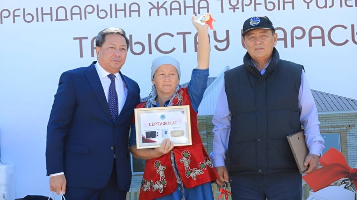 Пострадавшие от паводка жители села Кумсай получили ключи от новых домов