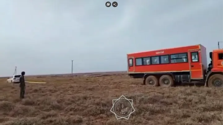 Внедорожник на сутки застрял в грязи в Улытауской области: на помощь пассажирам приехали спасатели