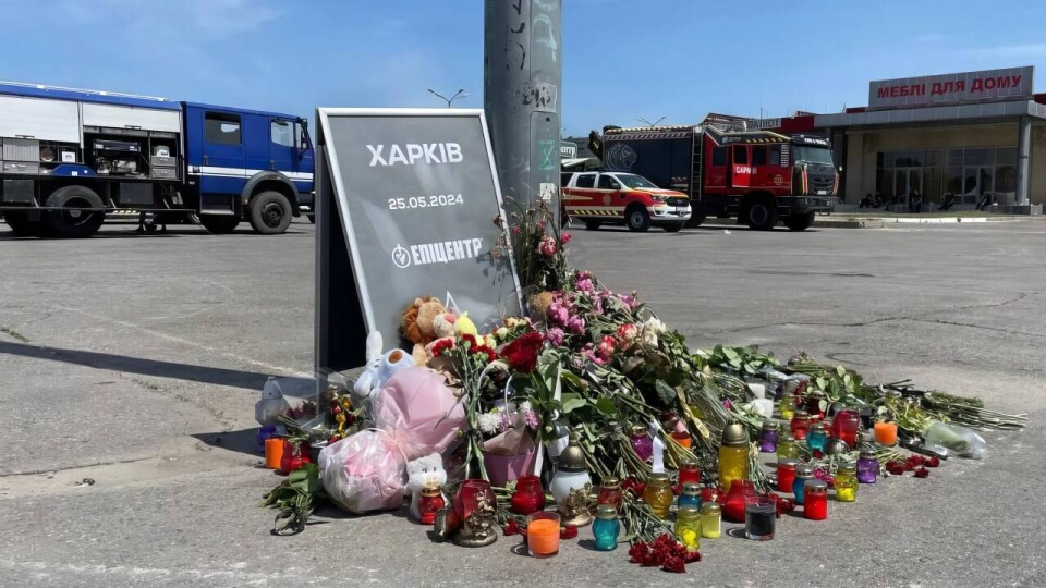 Цветы в память о погибших у гипермаркета в Харькове / Фото: Telegram-канал Харьковской областной прокуратуры