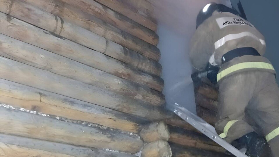 На территории одного из гаражей в Кокшетау произошёл пожар / Изображение пресс-службы МЧС РК