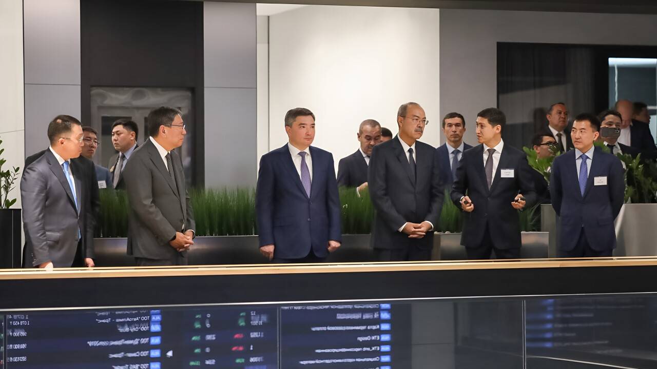 Олжас Бектенов и Абдулла Арипов / Фото пресс-службы премьер-министра РК