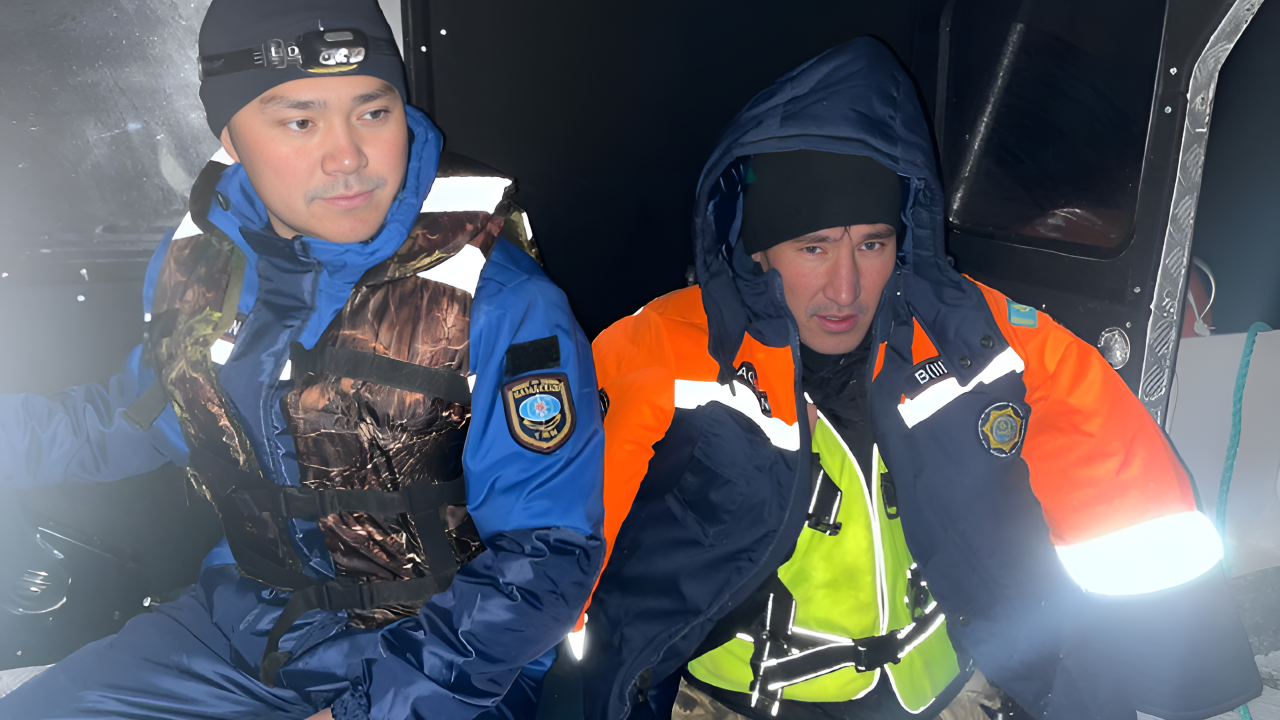 Рыбак застрял на лодке посреди  Балхаша/Фото пресс-службы МЧС РК