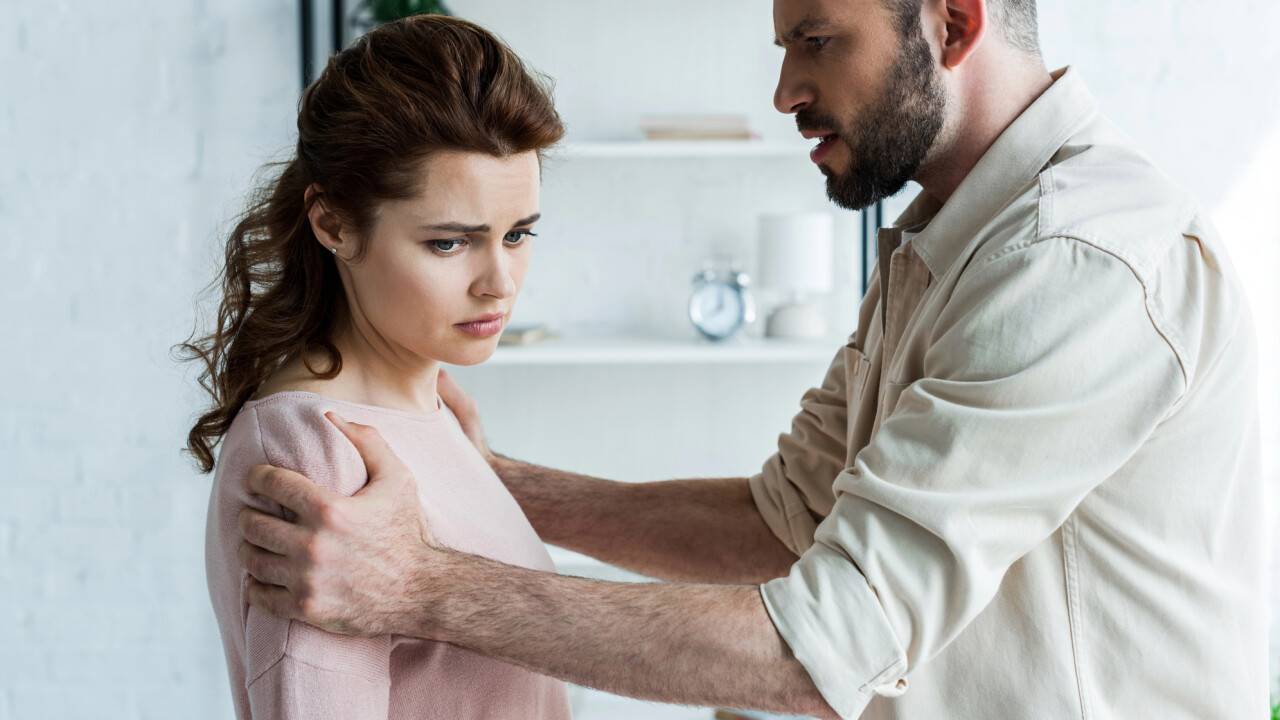 Алматинцу на год ограничили свободу после нападения на бывшую сожительницу