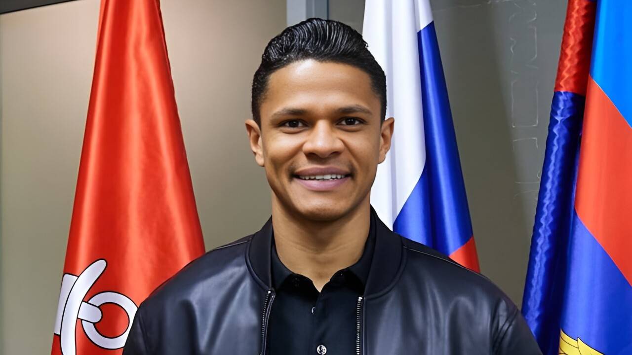 Футболист Дуглас Сантос/Фото BILD