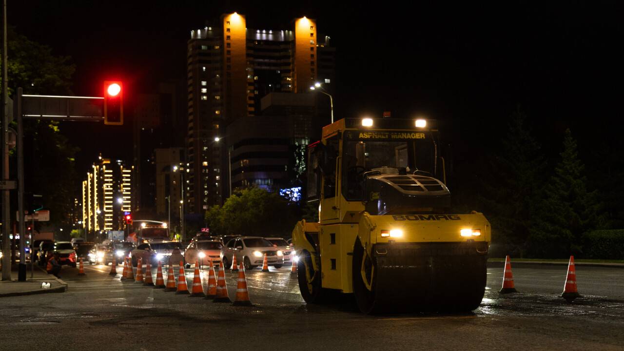 Ремонт дороги в Астане /  Фото: Анастасия Палагутина