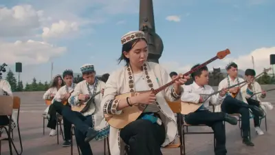 100 домбристов – одна мелодия: школьники столицы исполнили казахские кюи в честь Дня госсимволов