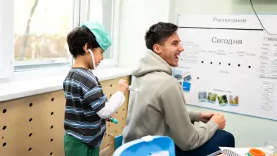 Әлемдік теннис жұлдыздары Карен Хачанов пен Фабиан Марожан Алматыдағы аутизм орталығына барды