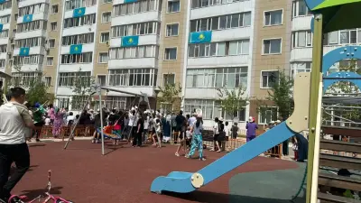 Двойной праздник: жителям одного из домов района Сарайшык подарили новую детскую площадку