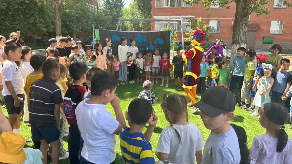 Двойной праздник для детей: в районе Сарайшык Астаны открыли детскую площадку