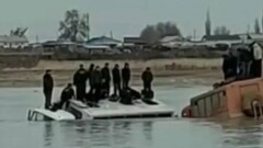 В Актюбинской области вахтовики два часа просидели на крыше автобуса из-за паводка