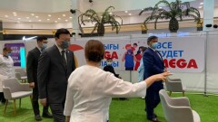 "Население идёт охотно". Алексей Цой посетил пункт вакцинации в Mega Alma-Ata