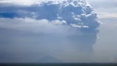В Индонезии вулкан Анак-Кракатау выбросил несколько столбов пепла