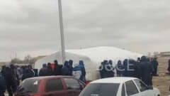 В Мангистау митингующие работники компании МАЭК-Казатомпром расставили палатки и разожгли костры