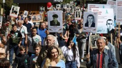 В Алматы тысячи человек пронесли портреты участников ВОВ по улицам города