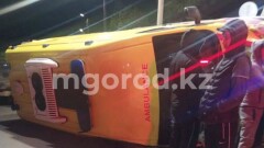 В Уральске машина скорой помощи попала в ДТП, пострадали санитар, фельдшер и водитель
