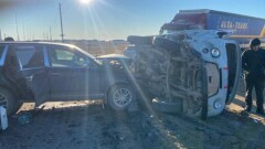 В Атырау "скорая" перевернулась после столкновения с авто, пострадали два человека