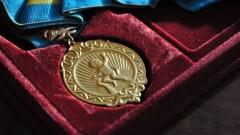 "Просто всучили в руки". В Атырау многодетные матери пожаловались на вручение награды "Алтын алка"