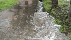 В Алматы коммунальные службы ликвидируют последствия ливня