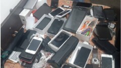 Мобильные телефоны, ножи и наркотики нашли в гостинице в Алматы