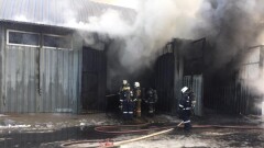 В Алматы загорелся металлический ангар