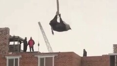 В Нур-Султане корову для жертвоприношения подняли на крышу на кране. Строители извинились перед жителями