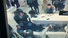 Появилось видео, где криминальный авторитет приставил пистолет к голове мужчины во время беспорядков