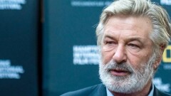 Семья погибшей на съёмках оператора подала в суд на актёра Алека Болдуина