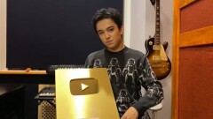 Официальный канал Димаша Кудайбергена получил "золотую кнопку" YouTube