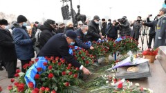 В Алматы возложили цветы к монументу Независимости