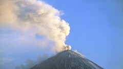 На Камчатке вулкан Шивелуч выбросил столб пепла высотой 3 километра