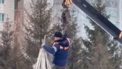 Ещё одного рабочего привязали к крюку подъёмного крана для украшения ёлки в Казахстане