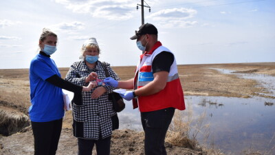 Пострадавшие от паводков жители Костанайской области получили карты помощи от Фонда Булата Утемуратова