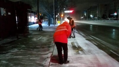 В Алматы в уборке снега задействованы 1208 дорожных рабочих. Они используют 595 единиц спецтехники
