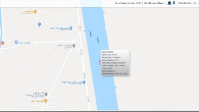 Снятое с мели в Суэцком канале судно с помощью буксиров начало движение на север