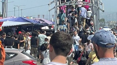 На рынке "Алтын Орда" в выходной день образовались столпотворение и автомобильные заторы