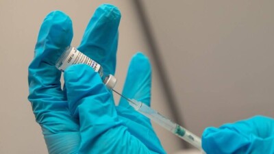 Казахстанцев не будут ревакцинировать первым компонентом "Спутника V". Как это удалось акиму Сагинтаеву?