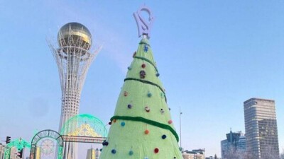 Вязаную ёлку установили в Нур-Султане