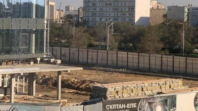 В сквере Актау вырубили деревья для строительства банка