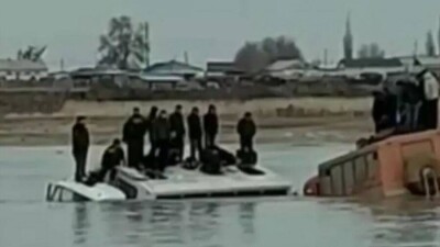 В Актюбинской области вахтовики два часа просидели на крыше автобуса из-за паводка