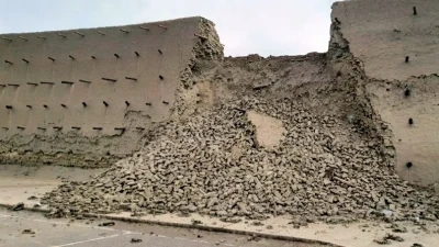 В Бухаре дожди разрушили древнюю крепостную стену возле Ворот Талипоч