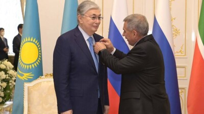 Президент Татарстана наградил Касым-Жомарта Токаева орденом "Дуслык"