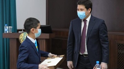 Школьник из Павлодарской области получил шахматы в подарок от Касым-Жомарта Токаева