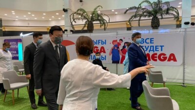 "Население идёт охотно". Алексей Цой посетил пункт вакцинации в Mega Alma-Ata